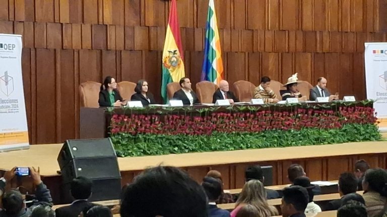 Vocales del TSE en acto de entrega de credenciales