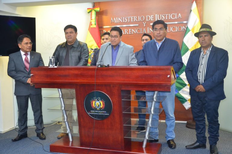 Autoridades de gobierno en conferencia de prensa sobre la disposición 7ma