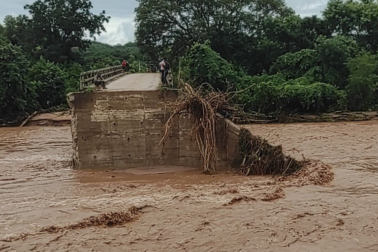 Crecida del río San Miguel en Chuquisaca se lleva parte de un puente / Foto: Noticias el Sauceñito Monteagudo /