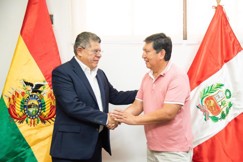 Cámara Nacional de Comercio de Bolivia Lic. Eduardo Olivo Gamarra y el alcalde Municipal del Puerto de Chancay, Juan Alberto Álvarez /Foto: CNC