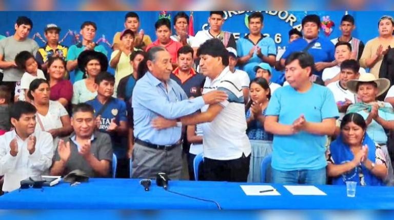 Firma de convenio político entre el representante del FPV y Evo Morales