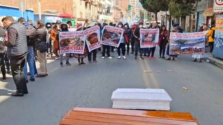 Familiares de víctimas de explosión en Sorata