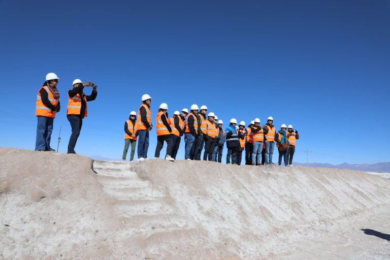 Personal de YLB en el salar /Foto: YLB/
