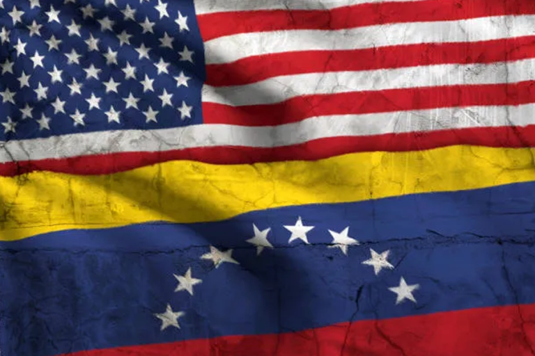 Banderas de EEUU y Venezuela /Foto: Bloomberg/