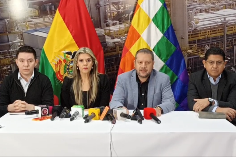 Conferencia de prensa autoridades de Hidrocarburos e YPFB