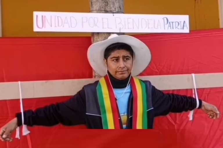 Crucifixión como protesta en Cochabamba