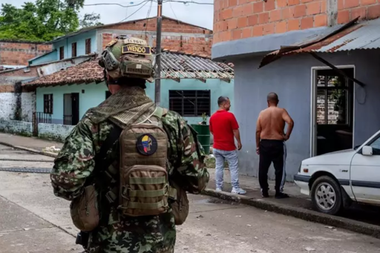 Archivo - Un soldado colombiano, en una imagen de archivo. - Europa Press/Contacto/Sebastian Marmolejo