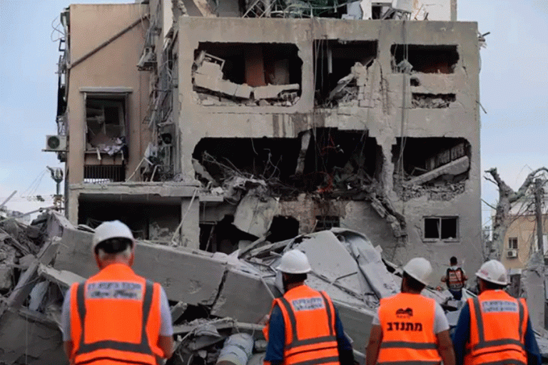 Un edificio destrozado en la periferia sur de Tel Aviv tras un ataque con misiles por parte de Irán- Tomer Neuberg / Xinhua News / ContactoPhoto