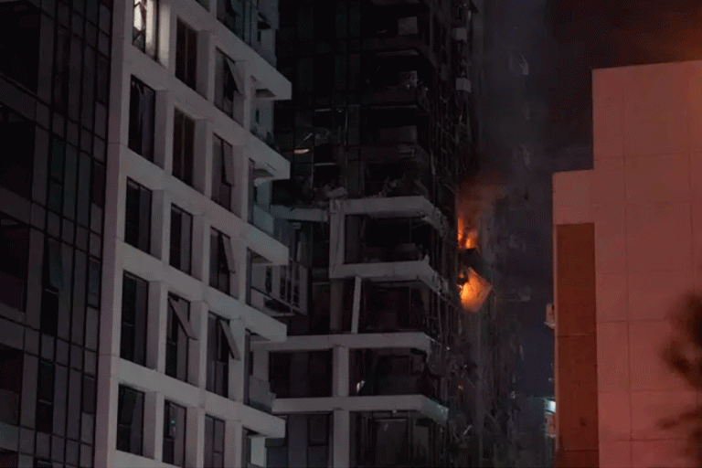 Un bloque de apartamentos incendiado por el impacto de un misil iraní este viernes, en Tel Aviv. - Ilia Yefimovich/dpa