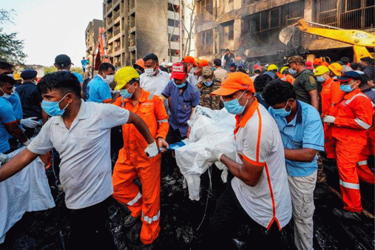 Un grupo de personas traslada a una de las víctimas del vuelo de Air India siniestrado. © Europa Press/Contacto/Saurabh Sirohiya