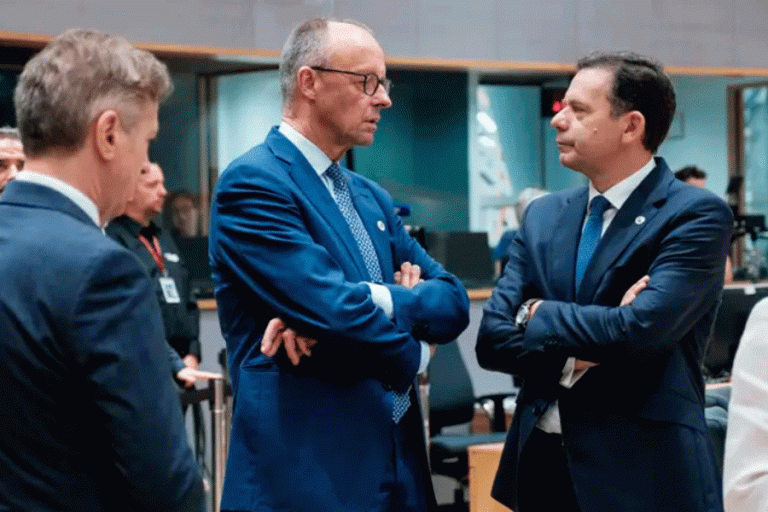 El canciller alemán, Friedrich Merz, junto al primer ministro de Portugal, Luis Montenegro, en la cumbre en Bruselas. - SOPHIE HUGON / EUROPEAN COUNCIL
