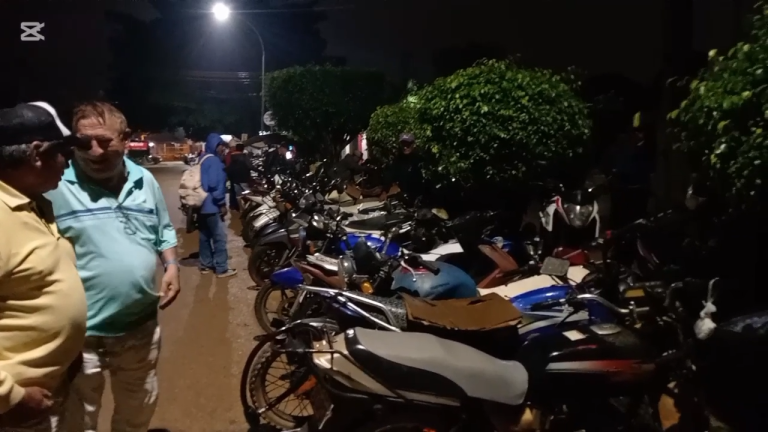 Adultos mayores en filas por combustible durante la madrugada