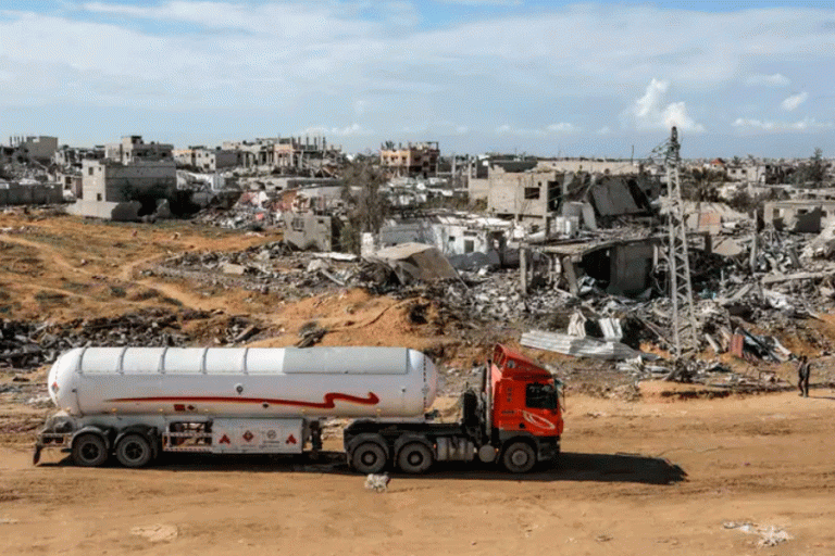 Archivo - Un camión cargado con combustible en el paso de Kerem Shalom, en la frontera con la Franja de Gaza - Abed Rahim Khatib/dpa - Archivo