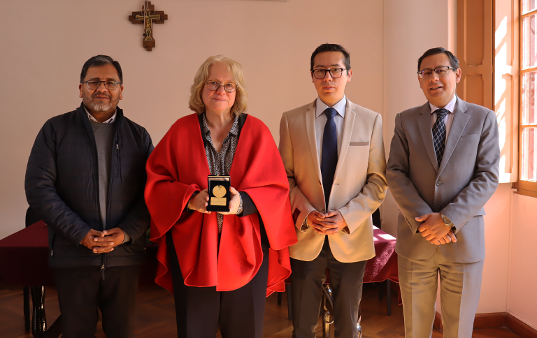El presidente del directorio del OSC, padre Freddy Quilo, S.J., la embajadora de Francia en Bolivia, Helene Roos, el director de, OSC, Gonzalo Fernández, y el representante del provincial de la Compañía de Jesús en Bolivi, padre Sergio Montes, S.J. Foto: ANF