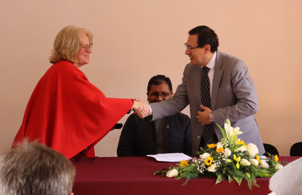 La embajadora de Francia en Bolivia, Helene Roos, saluda al representante del provincial de la Compañía de Jesús en Bolivia, Sergio Montes, S.J. Foto: ANF