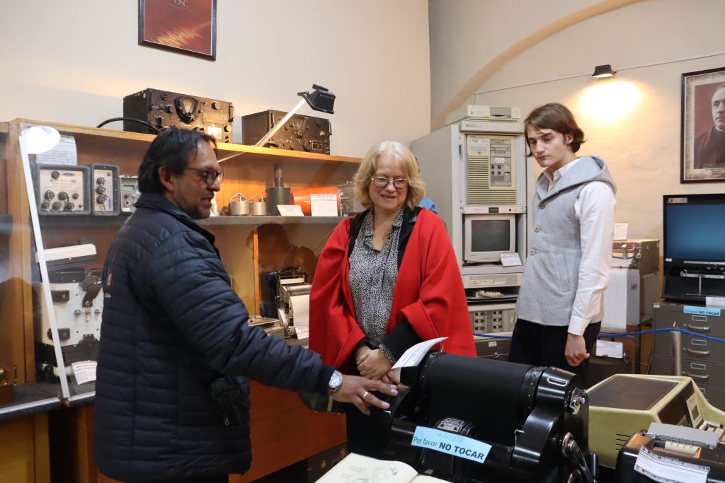 La embajadora de Francia en Bolivia, Helene Roos, visita el museo “Padre Pierre-Marie Descotes, S.J.”. Foto: ANF