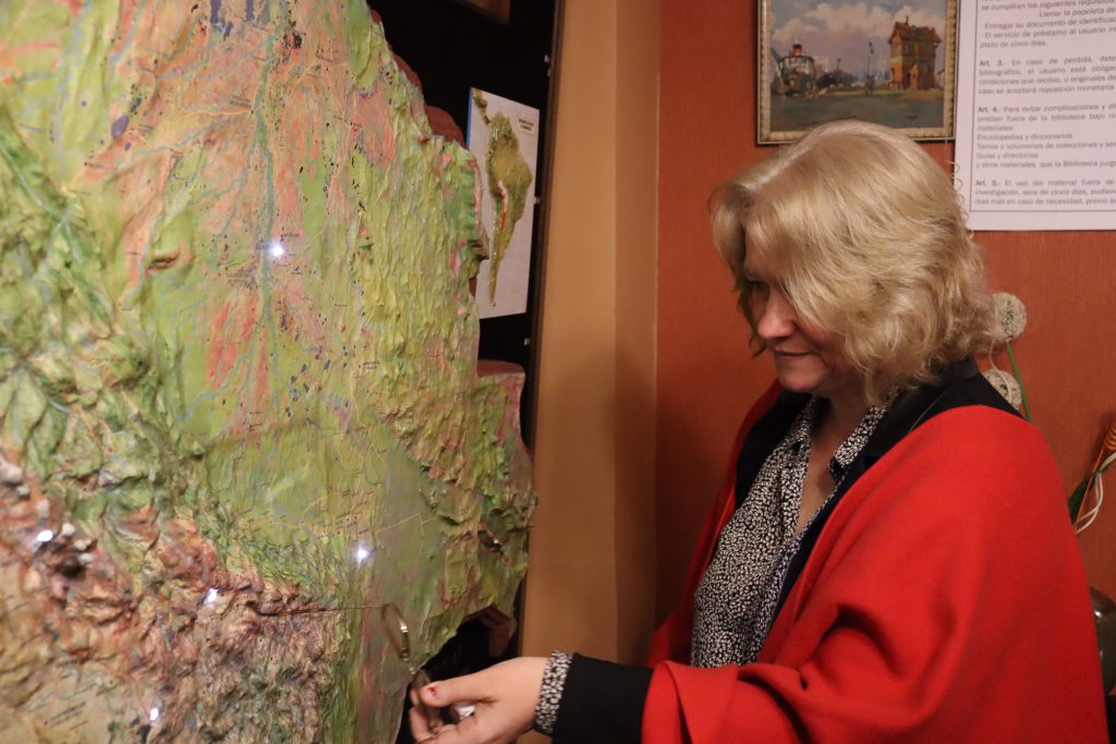 La embajadora de Francia en Bolivia, Helene Roos, visita el museo “Padre Pierre-Marie Descotes, S.J.”. Foto: ANF