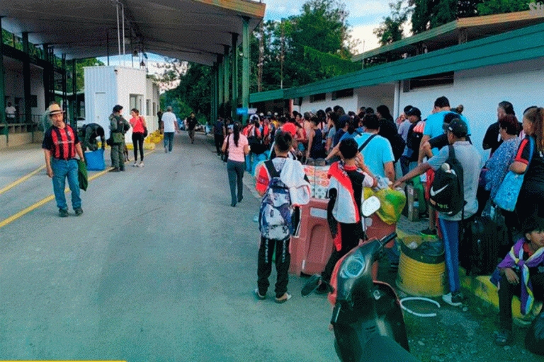 Visitantes en ingreso a Bermejo - Tarija