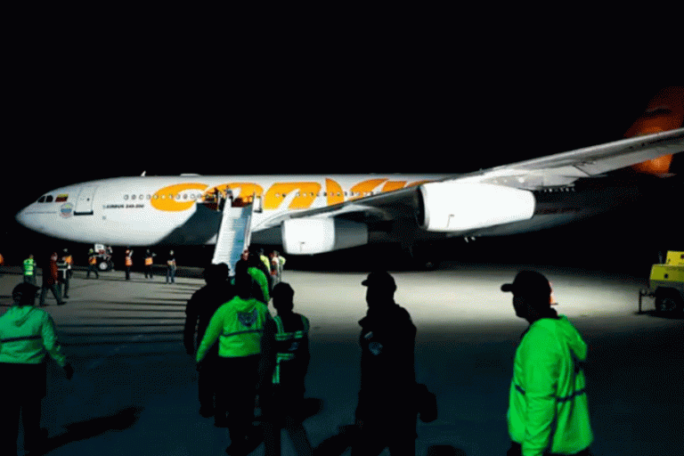 Archivo - Las fuerzas de seguridad venezolanas, frente a un avión que transporta a venezolanos deportados de Estados Unidos en un vuelo de repatriación (archivo) - Jesus Vargas/dpa - Archivo