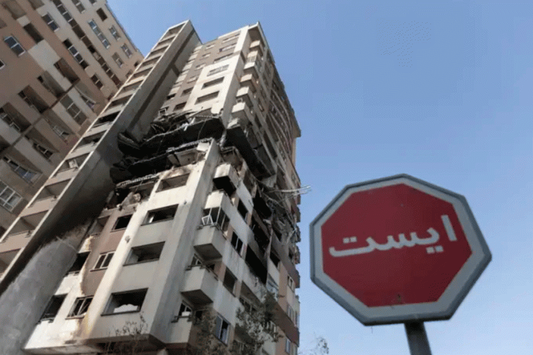 Edificio bombardeado por el Ejército de Israel en la capital de Irán, Teherán - Europa Press/Contacto/Sobhan Farajvan