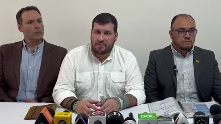 Los presidentes cívicos Agustín Zambrana - Stello Cochamanidis y el vocal del TSE Gustavo Ávila