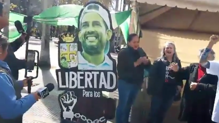 Instalan vigilia en favor de Camacho en la Plaza 24 de Septiembre