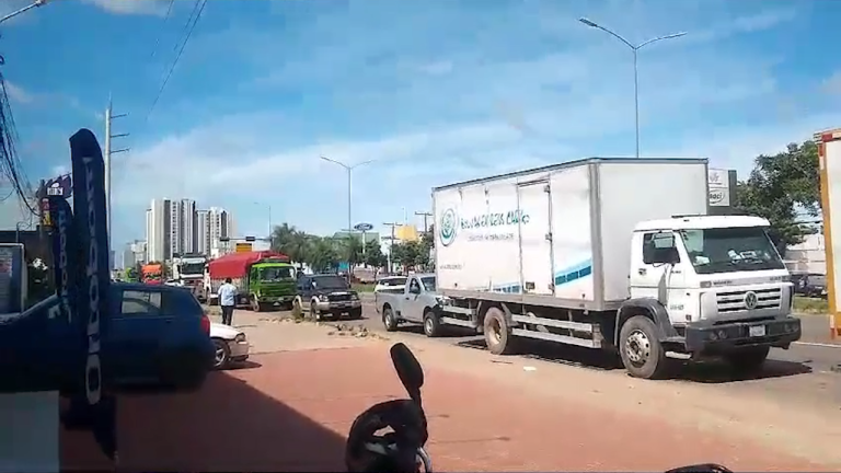 Fila de vehículos en busca de combustible en Santa Cruz