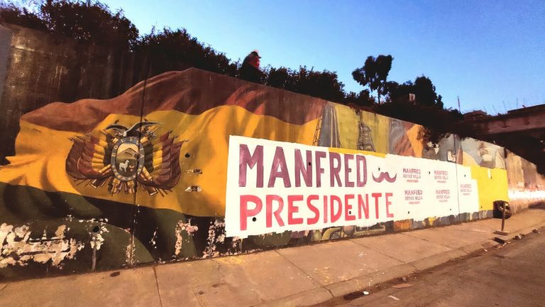 Mural de la autopista pintado con propaganda política