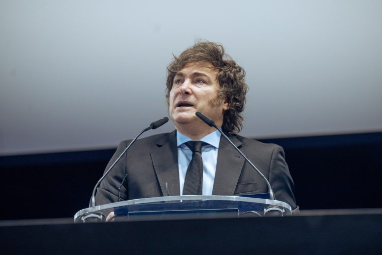 El presidente de Argentina, Javier Milei, interviene durante la última jornada del Madrid Economic Forum, en el Palacio de Vistalegre, a 8 de junio de 2025, en Madrid (España). Tras dos ediciones anteriores en Andorra, el foro se ha trasladado a Madrid por primera vez. Durante el evento, los participantes se reúnen para abordar lo que consideran las principales problemáticas de España, debatirlas y proponer soluciones. La vivienda, la seguridad, las pensiones o el emprendimiento, son algunos de los temas a tratar durante el foro que se celebró ayer, 7 de junio, y hoy.