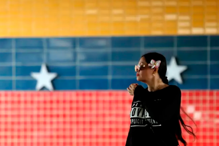 Archivo - Una mujer pasa ante un mural con la bandera de Venezuela - Europa Press/Contacto/Juan Carlos Hernandez