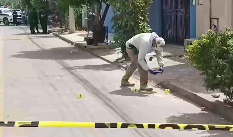 Efectivos de la Policía recogen evidencias tras el tiroteo /Foto: Correo del Sur/