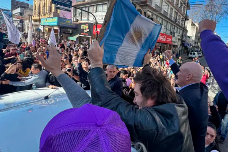 El presidente de Argentina, Javier Milei, participa en una caravana electoral en Lomas de Zamora - PRESIDENCIA DE ARGENTINA