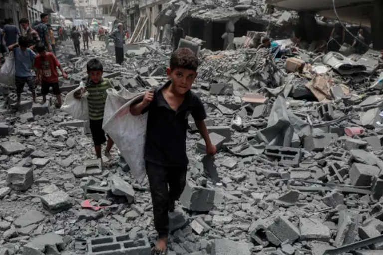 Civiles entre los escombros de edificios en la Franja de Gaza (archivo) - Europa Press/Contacto/Rizek Abdeljawad