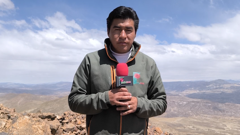 Gary Cárdenas, periodista Fides Potosí en la cúspide del Cerro Rico