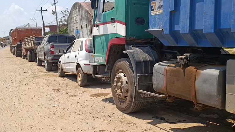 Fila de vehículos en busca de combustible en Beni