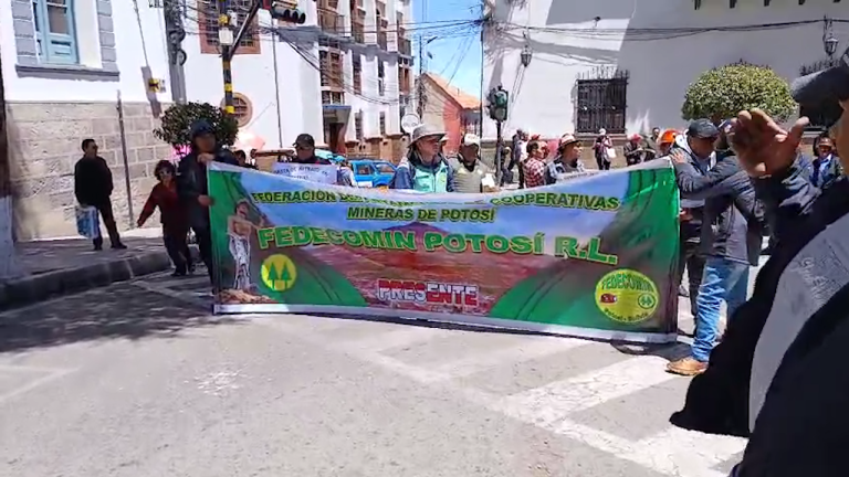 Cooperativas mineras marchan en Potosí por nuevas áreas de trabajo para abandonar el Cerro Rico Marcha Fedecomin Potosí
