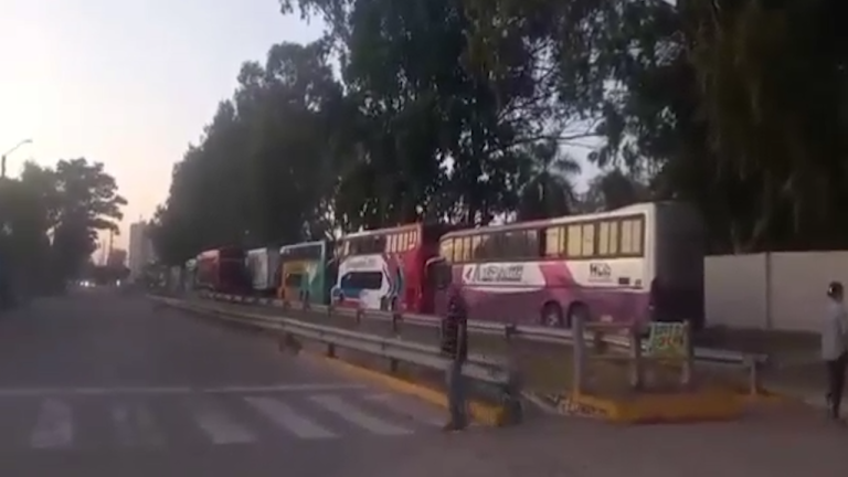 Fila de flotas en busca de diésel en Santa Cruz