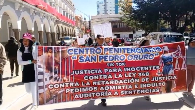 Familiares de internos por la 348 en Oruro