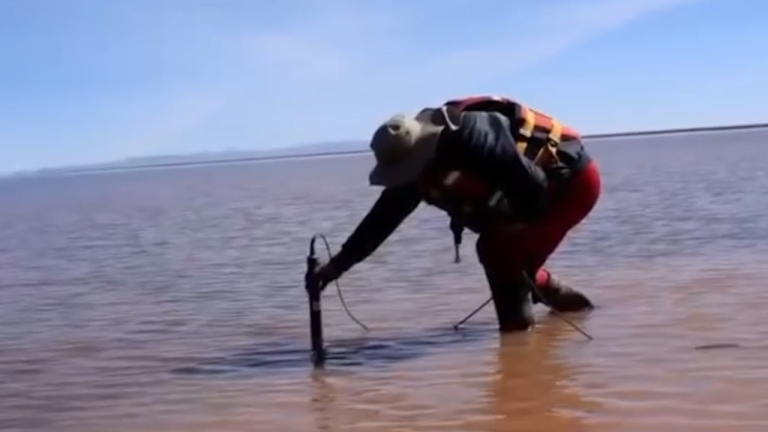 Pruebas para detectar contaminación en las aguas del Lago Poopó