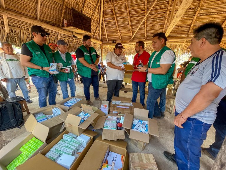 Gobernación cruceña entrega insumos y medicamentos a comunidades afectadas por incendios /Foto: Gobernación de Santa Cruz/