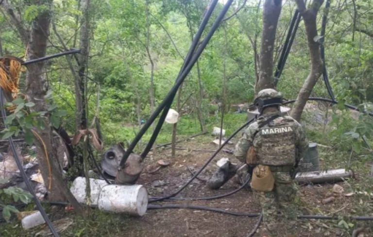 Un militar durante el desmantelamiento de un laboratorio para la fabricación de metanfetaminas en Carricitos, Durango, en el norte de México - SECRETARÍA DE MARINA DE MÉXICO