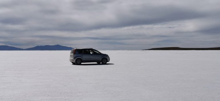 Vehículo en el Salar de Coipasa /Foto: LA PATRIA /
