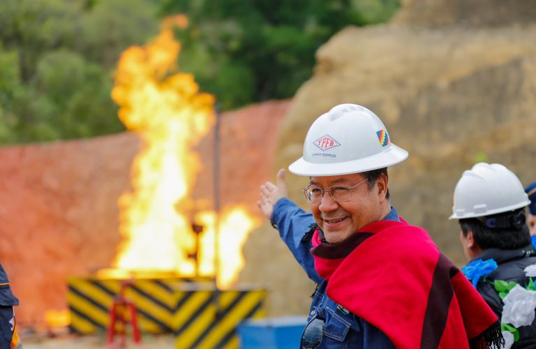 Arce afirma que Bolivia construyó en los últimos cinco años sus propias reservas de gas, que ya bordean entre 3,5 y 4 TCF Luis Arce en la entrega de Pozo en Bermejo / Foto: Facebook Lucho Arce
