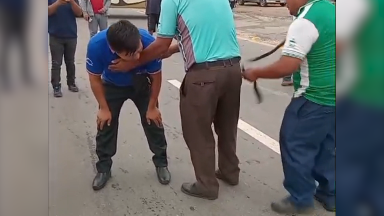 Chicotean a un transportista en un punto de bloqueo de Cochabamba