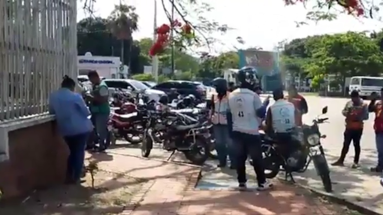 Vigilia de mototaxis en puertas de YPFB Santa Cruz