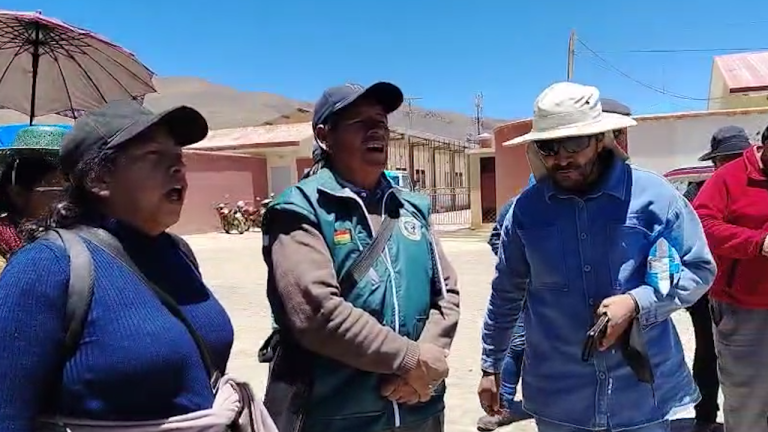 Productores de leche en Challapata exigen a la estatal EBA el pago adeudado desde septiembre por el producto entregado y advierten con bloqueo Productores lecheros de Challapata en protesta en puertas de EBA
