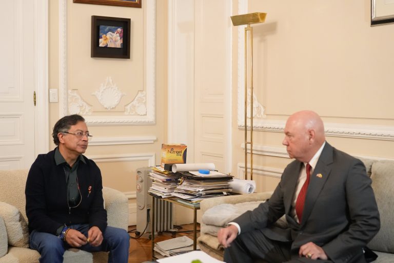 El presidente de Colombia, Gustavo Petro, se reúne con el encargado de negocios de EEUU en Bogotá, John McNamara REMITIDA / HANDOUT por PRESIDENCIA DE COLOMBIA Fotografía remitida a medios de comunicación exclusivamente para ilustrar la noticia a la que hace referencia la imagen, y citando la procedencia de la imagen en la firma