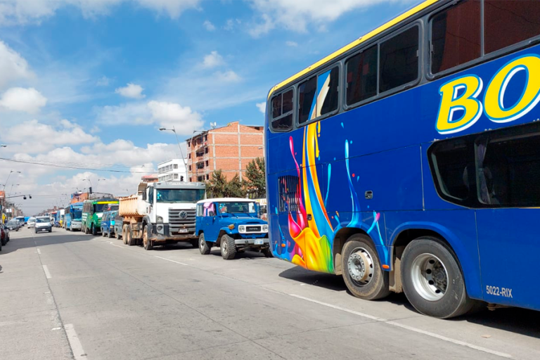 Fila de motorizados en la ciudad de El Alto esperan cargar combustible