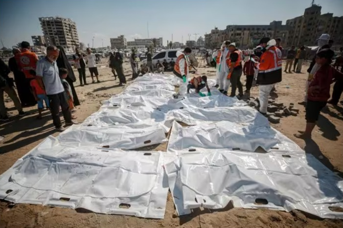 Las autoridades de Gaza elevan a unos 475 los cadáveres recuperados de zonas abandonadas por Israel Cadáveres de 60 palestinos recuperados en la ciudad de Gaza en una tumba temporal de cara a su entierro en un cementerio tras el acuerdo de alto el fuego con Israel en la Franja de Gaza Las autoridades de la Franja de Gaza, controladas por el Movimiento de Resistencia Islámica (Hamás), han elevado este martes a cerca de 475 los cadáveres recuperados de las zonas de las que se replegaron las tropas israelíes en línea con el acuerdo alcanzado hace cerca de dos semanas para la aplicación de la primera fase de la propuesta de Estados Unidos para el enclave palestino. Leer más: https://www.europapress.es/internacional/noticia-autoridades-gaza-elevan-475-cadaveres-recuperados-zonas-abandonadas-israel-20251028134940.html (c) 2025 Europa Press. Está expresamente prohibida la redistribución y la redifusión de este contenido sin su previo y expreso consentimiento.