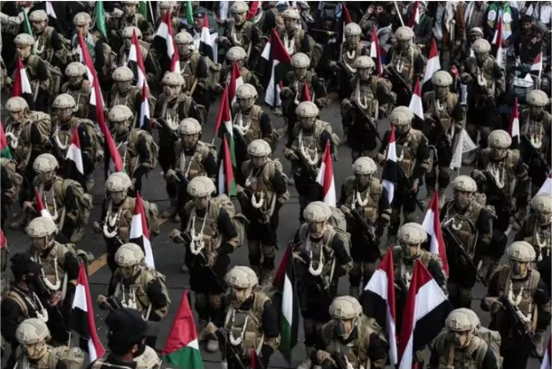 Los hutíes confirman la muerte del jefe de su Estado Mayor en Yemen Archivo - Miembros de los rebeldes hutíes durante una manifestación contra Israel y Estados Unidos en la capital de Yemen, Saná, en agosto de 2025 (archivo)- Osamah Yahya/dpa - Archivo